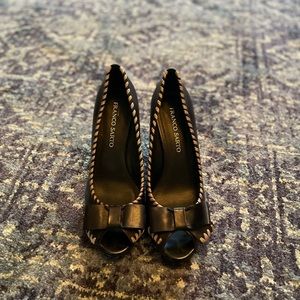 Franco Sarto sophisticated pumps.8 1/2. Black leather with bow, and stitching.